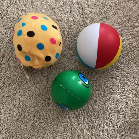 Balls to play and throw around. Various sizes and shapes. 16 in total. - Picture 9 of 9